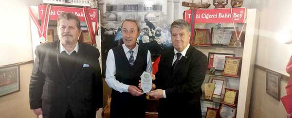 TYBB Edirne Şubesi’nden Dinar’a Plaket